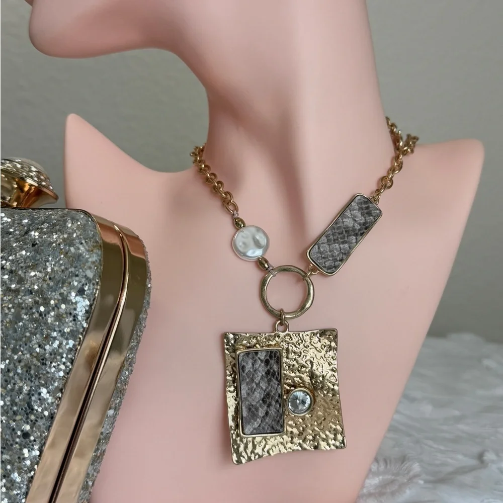 ⚜️❤️‍🔥 Elegant Gold Necklace With Accents